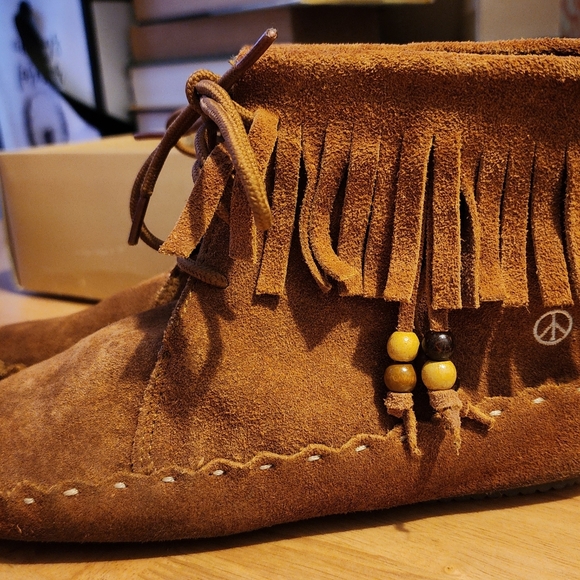 Peace moccasin boots. Ladies size 7. Tan - Picture 5 of 9